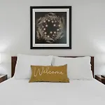 Modern 1-Bedroom Apartment - 80 Walkscore!