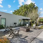 Modern 1-Bedroom Apartment - 80 Walkscore!