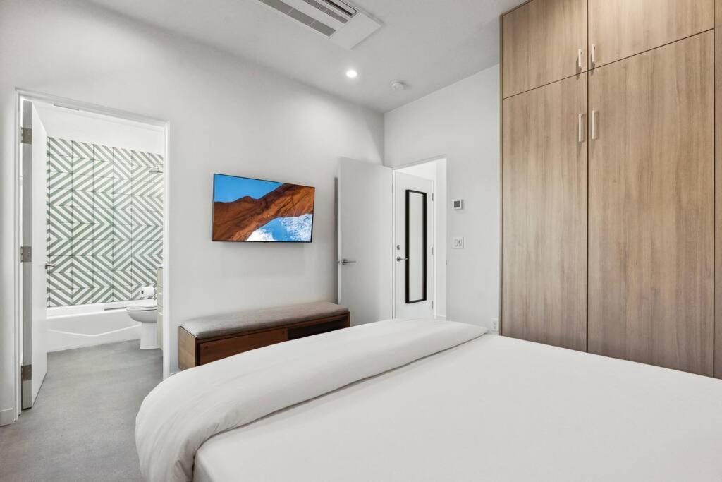 Modern 1-bedroom - 80 Walkscore! Phoenix